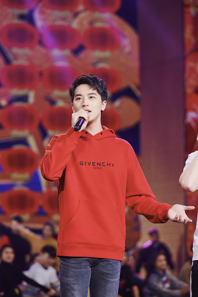 Timmy Xu เข้าร่วมการซ้อมการแสดง Spring Festival Gala of Beijing Satellite TV อีกครั้งในเสื้อ hoodie สีแดง