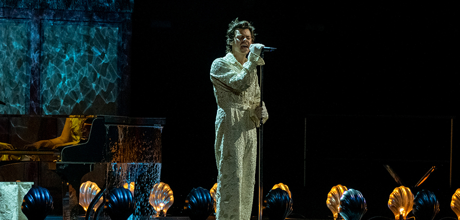 Harry Styles มอบโชว์สุดอีโมชั่นกับเพลง Falling ในงาน BRIT Awards 2020