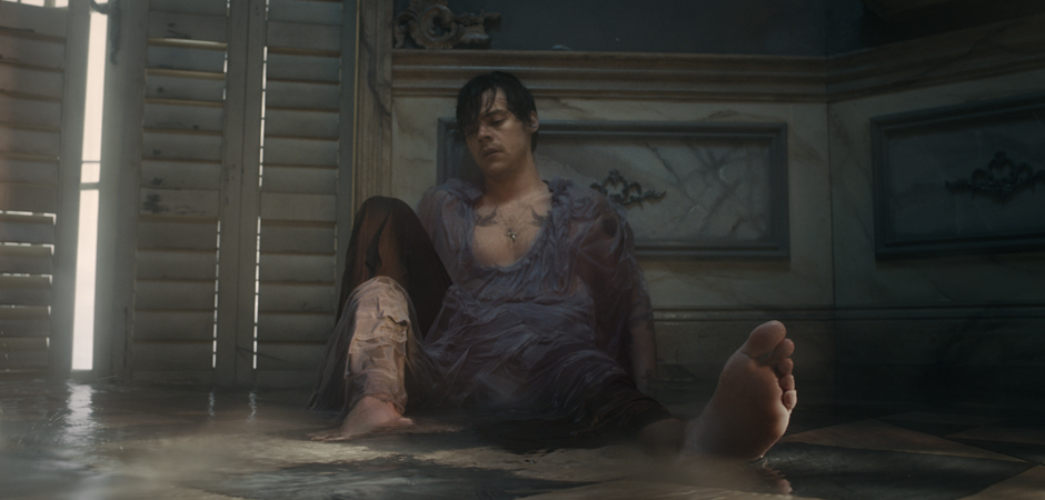 Harry Styles พาดำดิ่งสู่ห้วงอารมณ์ใน MV เพลง Falling