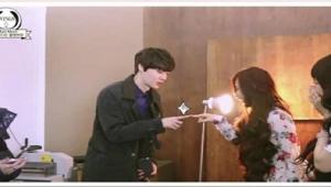 Yeseul จาก WINGS ทำท่า E.T. กับหนุ่ม Ahn Jae Hyun ในเบื้องหลังการถ่ายทำเอ็มวี Hair Short