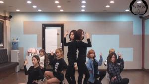สองสาว WINGS โชว์เสต็ปเพลง “Hair Short” ที่ห้องซ้อม